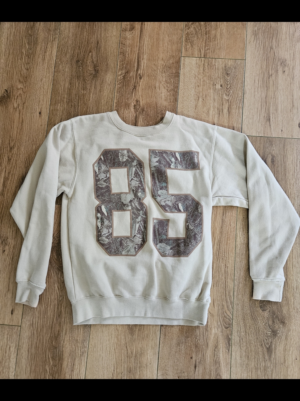 Women's Crewneck Inspired Culture Sweatshirt with '85' Graphic - Light Beige